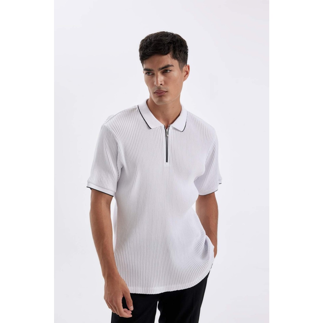 DeFacto Slim Fit Dar Kesim Polo Yaka Kısa Kollu Fitilli Kaşkorse Yarım Fermuarlı Tişört D3948AX24SM