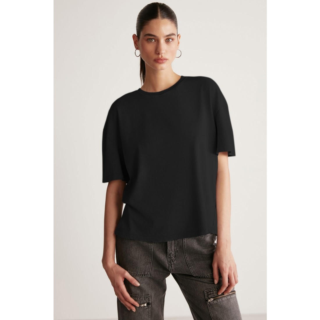 Grimelange Jemmy Kadın %100 Organik Pamuk Relaxed Fit Yırtmaçlı Yuvarlak Yakalı Siyah T-shirt