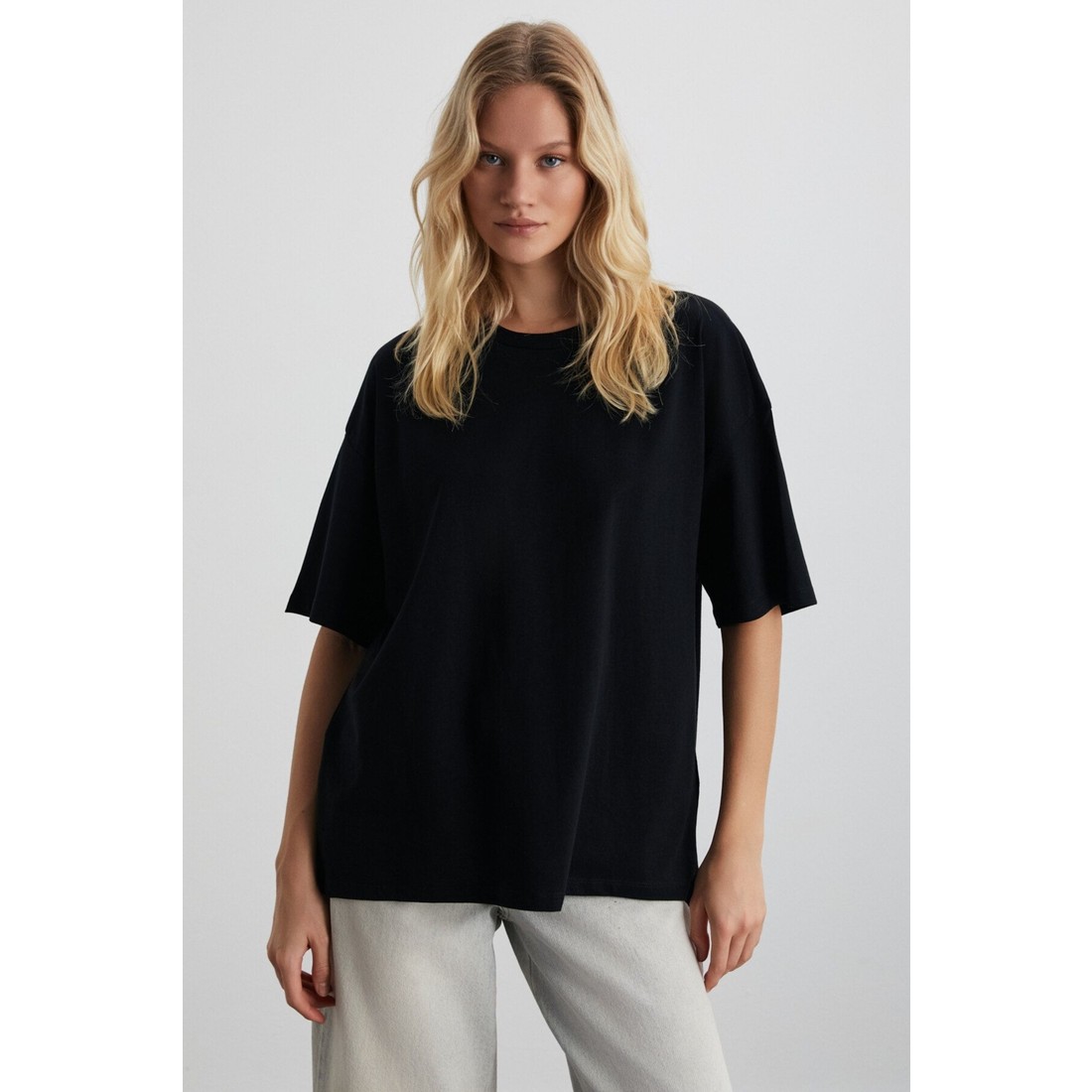 Grimelange Lagertha Kadın %100 Organik Pamuklu Kalın Dokulu Oversize Fit Yuvarlak Yakalı Siyah T-shirt